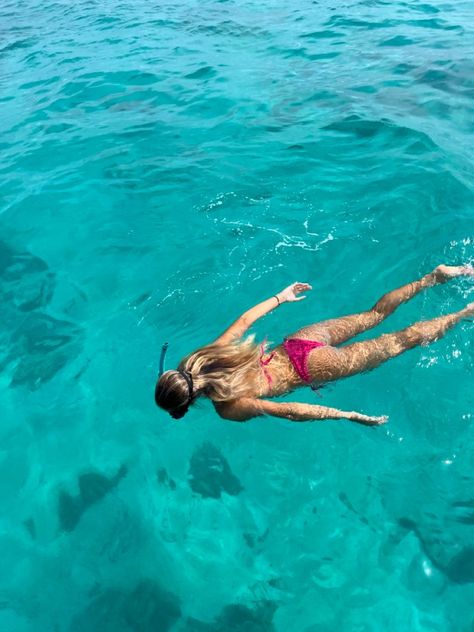 Snorkeling Photo Ideas, Caribbean Beach Aesthetic, Cute Snorkeling Pictures, Snorkel Photos, Snorkel Pics, Snorkel Aesthetic, Bahamas Snorkeling, Snorkeling Aesthetic, Snorkeling Photos