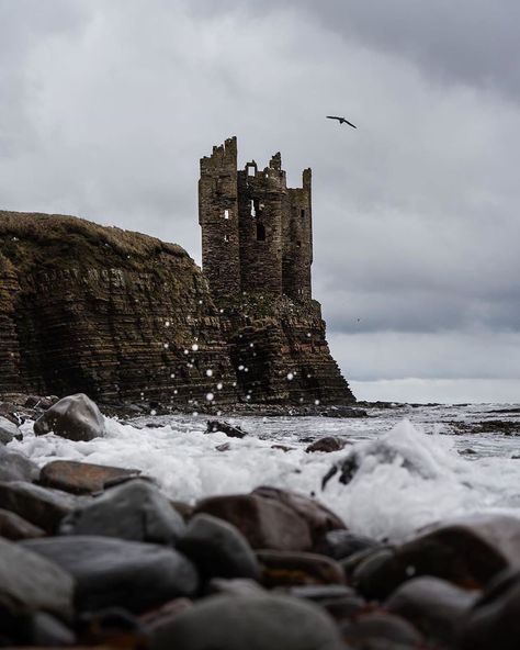 Scottish Castles | 🏰🏴󠁧󠁢󠁳󠁣󠁴󠁿 on Instagram: “Presents➖ Keiss Castle, Scotland.  Keiss Castle is a partially ruined castle in 🏴󠁧󠁢󠁳󠁣󠁴󠁿 which stands on sheer cliffs overlooking Sinclair's…” Castle Scotland, Sea Castle, Scotland Photography, Seaside Castle, Crumbling Castle Aesthetic, Scotland Cliffs, Castle On An Island, Castle By The Ocean, Scottish Landscapes