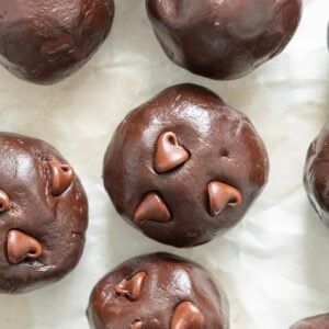 No Bake Brownie Bites (3 Ingredients) - The Big Man's World ® Essen, No Bake Brownie Bites, Brownie Bites Recipe, Raw Eggs, Postre Keto, Freeze Dried Raspberries, Dried Raspberries, No Bake Brownies, Brownie Bites