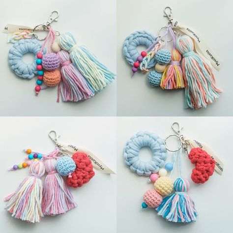 Knitting Keychain, Diy Bag Charm, ميدالية مفاتيح, Pola Macrame, Rasy Koni, Tassel Keyring, Crochet Keychain Pattern, Pom Pom Crafts, Pola Gelang