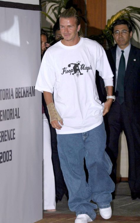 Footballers Style, David Beckham 90s, David Beckham Fashion, David Beckham Outfit, David Beckham Style Outfits, Chaning Tatum, David Beckham Style, Posh And Becks, Boy Styles