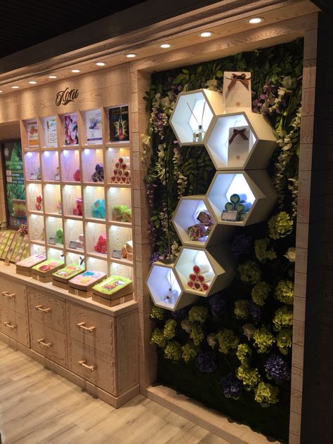 Health Store Interior, Supplement Shop Interior Design, Dispensary Interior Design, Flower Shop Interiors Design, Pet Store Design, Mobile Shop Design, Pet Store Ideas, Pharmacy Decor, Jewelry Store Interior