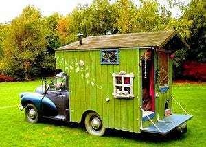 This Mobile Gardening Shack is listed (or ranked) 12 on the list The Greatest Inventions in Hillbilly Luxury Tiny House Mobile, Truck House, Tiny Mobile House, Vintage Rv, Vintage Caravans, Mini Camper, Cool Campers, Morris Minor, Camper Caravan