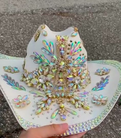 Diy Bling Cowboy Hat, Jeweled Cowboy Hat, Creative Cowboy Hats, Festival Cowboy Hat, Fancy Cowboy Hat, Cowboy Hat Decorated, Cowboy Hats Decorated, Decorated Cowboy Hats, Rhinestone Cowgirl Outfits