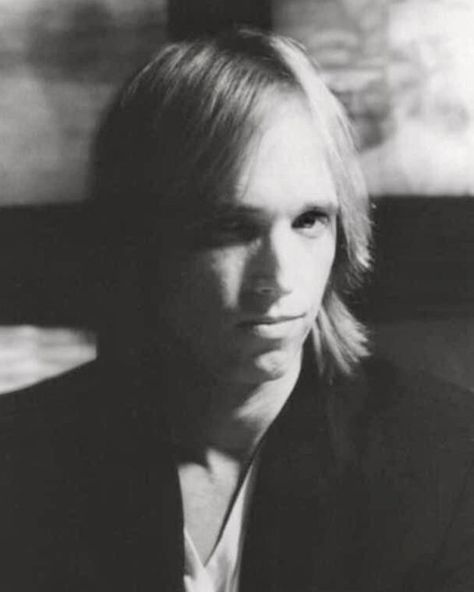 Denise Timmsen on Instagram: “Feeling moody. Listened to the home recorded demo of the song Wild Flowers last night. So lovely and emotional. #tompetty #wildflowers” Tom Petty Wildflowers, King Bee, Tom Petty, Find Picture, I Can Relate, The Song, Last Night, The Man, Wild Flowers