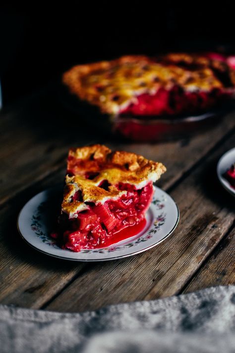 raspberry rhubarb pie Raspberry Rhubarb Pie, Easy Rhubarb Recipes, Strawberry Rhubarb Pie Recipe, Strawberry Poke Cakes, Raspberry Rhubarb, Pear Pie, Slice Of Pie, Raspberry Pie, Rhubarb Pie