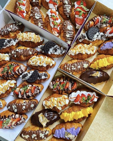 Food In Box Aesthetic, Croffle Aesthetic, Croissants Aesthetic, Croissant Aesthetic, Small Pastries, Cruffin Recipe, Mini Croissants, Bakery Food, Party Food Buffet