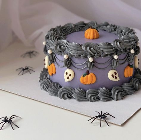 Cute Halloween Birthday Cake, Halloween Themed Birthday Cake, Goth Baking, Minimalist Birthday Cake, Lambeth Cakes, Whole Foods Cake, Pretty Sweets, Halloween Birthday Cake, Halloween Eats