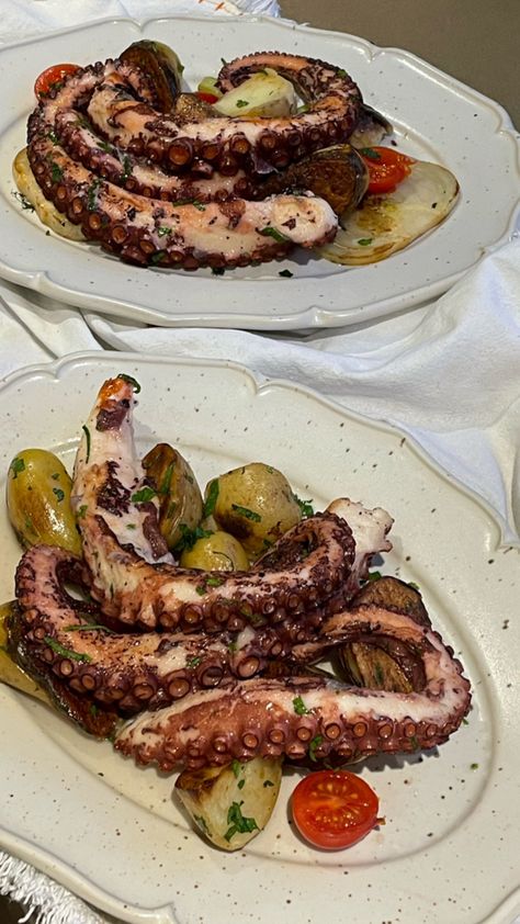 Octopus Eating, Octopus Recipes, Grilled Octopus, Wellness Recipes, Roasted Potatoes, Perfect Food, Cute Food, Seafood Recipes, Good Eats