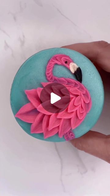 Rachel Lindsay on Instagram: "What…. The…… Flock 🦩🦩  Turning a cupcake into a mini work of art. All you need is buttercream and a palette knife. 🦩💗  #cupcakes #cakedecorating #paletteknifecake #flamingo #cakedbyrach #cakedesign" Knife Cupcakes, Flamingo Cupcakes, Rachel Lindsay, Flamingo Cake, Cupcake Tutorial, Buttercream Cupcakes, Animal Cupcakes, Cake Videos, Ice Cream Party