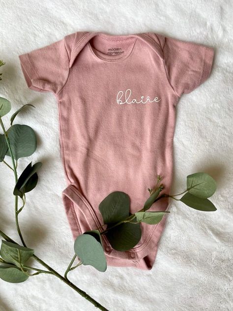 Onesie Diy, Embroidered Baby Clothes, Baby Onesie Gift, Name Onesie, Embroidered Onesie, Personalized Baby Onesies, Cricut Baby, Personalized Onesie