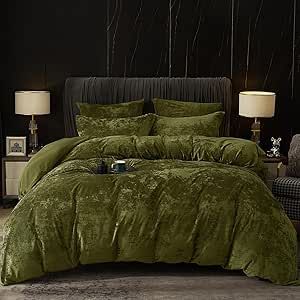 Cali King Comforter Sets, Green Velvet Comforter Bedroom, Green And Cheetah Bedroom, Colorful Comforter Sets, Moody Bedspread, Patterned Duvet Covers, Green Velvet Comforter, Jungle Bedroom Ideas For Adults, Chartreuse Bedroom