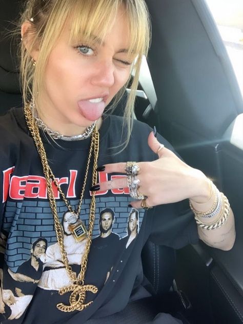 Miley Cyrus Instagram Story 2017 Fashion Outfits, Decades Day Outfits, Decade Day, Miley Cyrus Style, Cody Simpson, Hannah Montana, Outfits 2017, Celebrity Design, Famous Singers