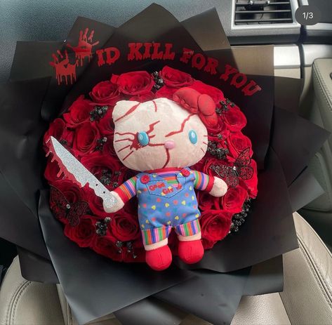 hello kitty ramo flowers chuck spooky halloween flowers roses Hello Kitty Ramo, Chucky Hello Kitty, Ramo Flowers, Forever Flower Bouquets, Ribbon Rose Bouquets, Roses Bouquet Gift, Surprise Birthday Decorations, Ribbon Flowers Bouquet, Hello Kitty Gifts