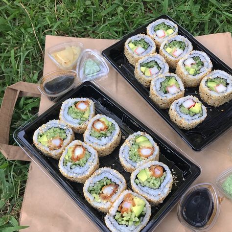 Sushi Picnic Aesthetic, Sushi Picnic, Aesthetic Sushi, Sakura Festival, Picnic Date Food, Lunch Picnic, Sushi Lunch, Picnic Date, Beauty Treatments