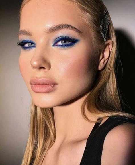 Best Eyeshadow Colors For Blue Eyes To Make Them Pop Blue Eyeliner Makeup, Blue Eyeshadow Makeup, Blue Eyeshadow Looks, Blue Eyes Pop, Eyeshadow For Blue Eyes, Blue Eyeliner, Smink Inspiration, Best Eyeshadow, Beauty Make-up