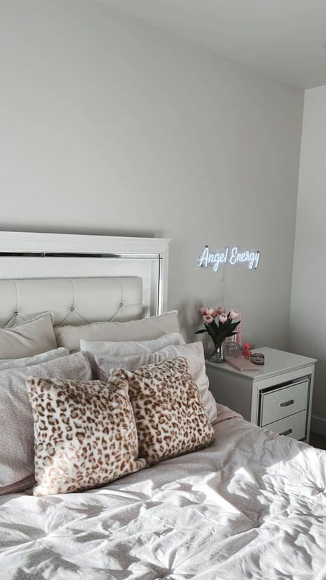 White Room Decor, Luxury Room Bedroom, Dorm Inspo, College Apartment Decor, Dorm Room Inspiration, College Room, Redecorate Bedroom, Apartment Decor Inspiration, Room Design Bedroom