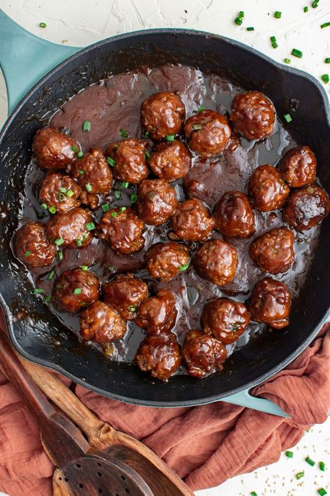 One-Pot Sticky Asian Meatballs - Appetizer Asian-Inspired Meatballs Asian Meatball Sauce, Meatball Sauce Recipe, Party Food Meatballs, Cocktail Meatball Recipes, Party Meatballs, Asian Meatballs, Cocktail Meatballs, New Year's Eve Appetizers, Spicy Cocktail