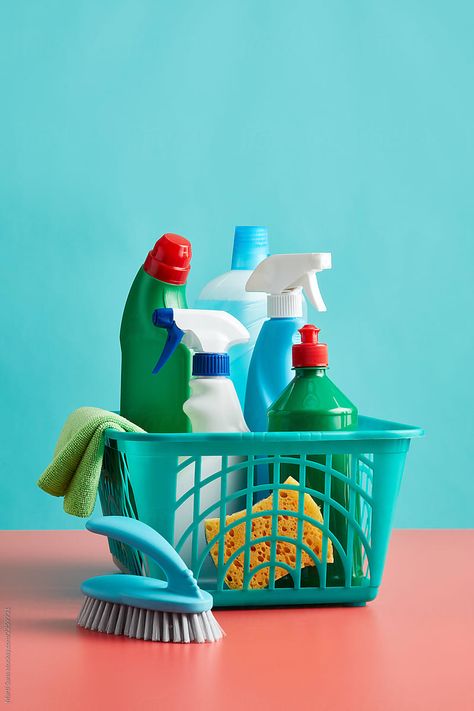 Cleaning Service Flyer, Cleaning Inspiration, Plastic Baskets, Cleaning Business, Prop Styling, Cleaning Equipment, Cleaning Service, Still Life Photography, Premium Photo