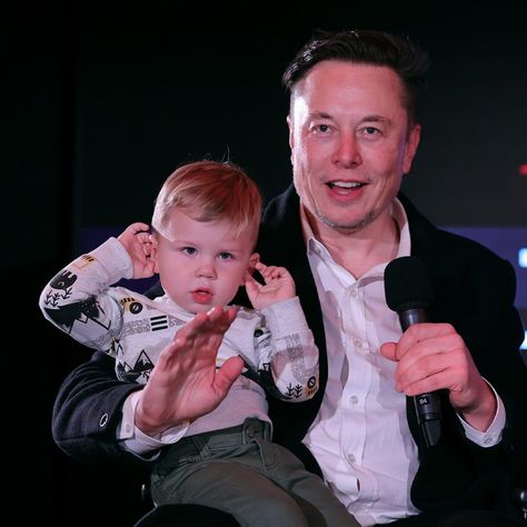 Elon Musk's Family Tree Elon Musk Selfie, Tallulah Riley, Elon Musk Sons, Elon Musk Family, Elon Musk Kids, Celebrity Selfies, Amanda Bynes, Love My Kids, Feathered Hairstyles