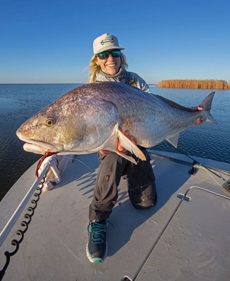 Fresh Fish Photography, Redfish Fishing, Fishing Girl, Saltwater Fishing Lures, Trophy Fish, Game Fishing, Giant Fish, Western Outfits Men, Salt Water Fishing