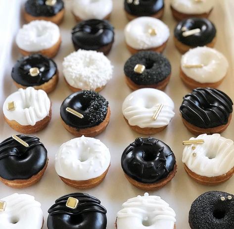 Mini Donuts Ideas Wedding, Black And White Donuts Wedding, Birthday Mini Donuts Ideas, Mini Donuts Graduation, Graduation Donuts Ideas, Mini Donuts Ideas, Black Donut, Gold Donuts, Donut Decorating Ideas