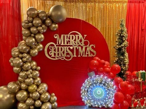 Natal, Christmas Party Backdrop Ideas, Red And Gold Christmas Party, Company Christmas Party Ideas, Christmas Backdrop Ideas, Decor Tet, Gold Sequin Backdrop, Christmas Stage Design, Festive Backdrop