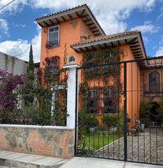 Houses In Guatemala, Small Mexico House, Guatemala House Design, Mexico Homes Exterior, Antigua Guatemala Houses, Spanish Colonial Homes Exterior, Mexico City Home, Guatemala Houses, Mexican Houses Exterior Haciendas