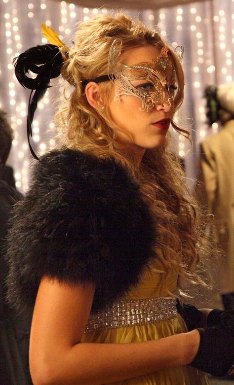 Gossip Girl Season 1 Episode 6 - The Handmaiden's Tale (the "Gattina" mask) Masked Ball Aesthetic, Gossip Girl Season 1, Mask Ball, Masquerade Ball Party, Blair And Serena, Masquerade Theme, Nate Archibald, Ball Aesthetic, Ed Westwick