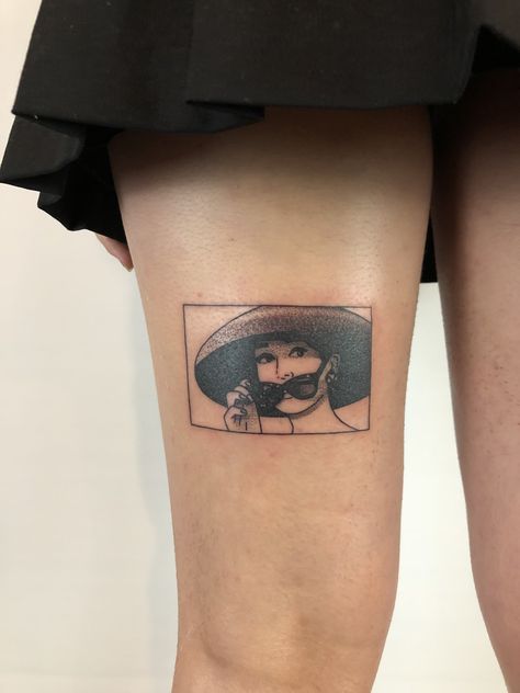 Old Hollywood Tattoo, Audrey Hepburn Tattoo Ideas, Romeo And Juliet Tattoo Ideas, Art Neavou, Audrey Hepburn Tattoo, Tatted Girl, Audrey Hepburn Sunglasses, Tiffany Tattoo, Hollywood Tattoo