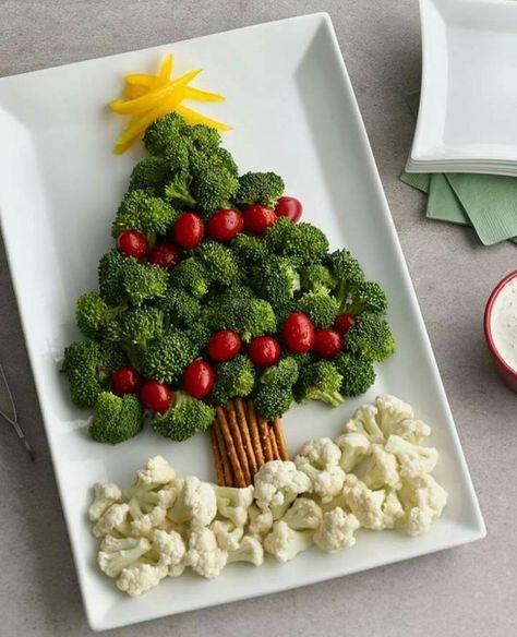 Nikki shik 🌹 #food #healthy #christmas Christmas Veggie Tray, Veggie Christmas, Christmas Vegetables, Best Christmas Appetizers, Healthy Holiday Treats, Christmas Appetizers Easy, Holiday Picks, Decorações Com Comidas, Vegetable Platter