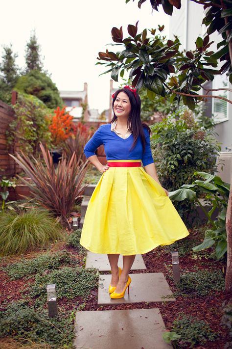 DIY Snow White Costume - using thrifted and/or clothes in your closet Mary Poppins Kostüm, Minnie Mouse Kostüm, Diy Snow White Costume, Snow White Outfit, Diy Princess Costume, Work Appropriate Halloween Costumes, Modest Halloween Costumes, Snow White Halloween Costume, Snow White Outfits