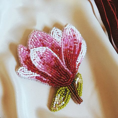 Pin Bag, Beaded Brooches, Beaded Jewelry Necklaces, Jewelry Diy Bracelets, Beaded Jewelry Tutorials, Bead Embroidery Jewelry, Bead Work Jewelry, Magnolia Flower, Homemade Jewelry