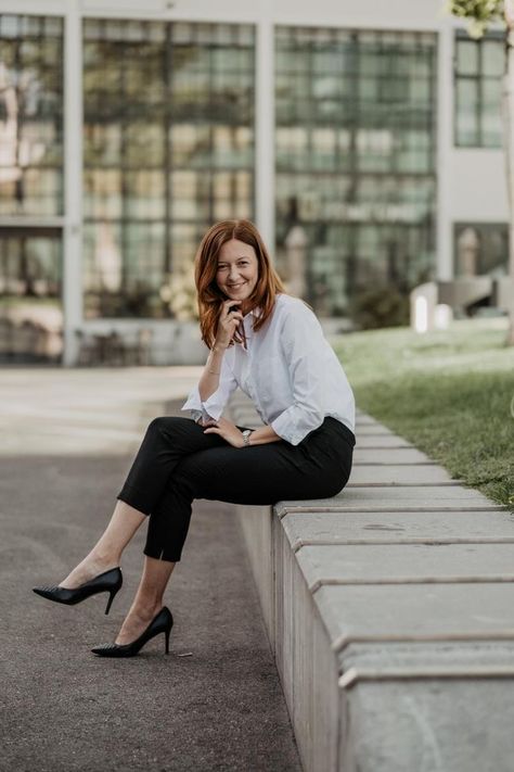 Business Headshots Outside, Business Photoshoot Outside, Business Photoshoot Ideas Women, Business Woman Photoshoot, Smart Business Attire, Corporate Headshots Women, Business Headshots Women, Business Shooting, Lifestyle Photography Women