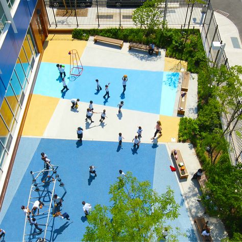 The typical NYC school yard consists of a fenced-in amalgamation of asphalt, safety surface and standard play equipment. SCAPE worked in close collaboration with Pave Academy, a K-8 Charter School, to develop a swiftly constructible landscape that goes beyond the standard-issue urban schoolyard while working with a similar suite of low-budget and readily available materials. School Playground Design, School Outdoor Area, Nyc School, Kindergarten Interior, Paving Pattern, Desain Lanskap, School Campus, School Playground, Play Yard