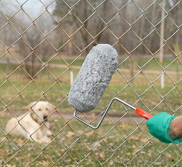 Diy Fence Decor, Painted Chain Link Fence, Decorative Fence Ideas, Painting A Fence, Link Painting, Fence Decor Ideas, Gate Painting, Cyclone Fence, Chainlink Fence