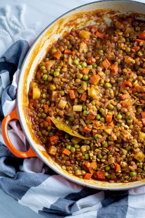 Este picadillo de lentejas es delicioso, fácil de hacer, super nutritivo y perfecto para culaquier día que no quieras comer carne. Esta receta está hecha en colaboración con @brandlesslife #ad, #recetavegana, #comidamexicanavegana, #vegana, #vegano Lentils Vegan, Mexican Dish, Vegan Tacos, Vegan Mexican, Lentil Recipes, Vegan Cooking, Delicious Vegan Recipes, Vegan Life, Vegan Dishes