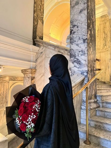 Black Abaya, Bouquet Of Flowers, Red Roses, A Woman, Roses, Flowers, Red, White, Black