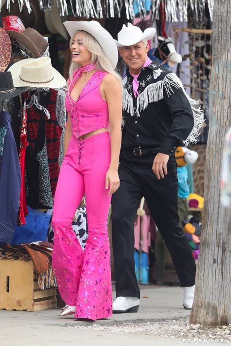 Margot Robbie and Ryan Gosling as Rodeo Barbie and Ken Rodeo Barbie, Barbie And Ken Costume, Barbie Cowgirl, Barbie E Ken, Barbie Y Ken, Barbie Halloween, Cowboy Costume, Barbie Costume, Rodeo Outfits