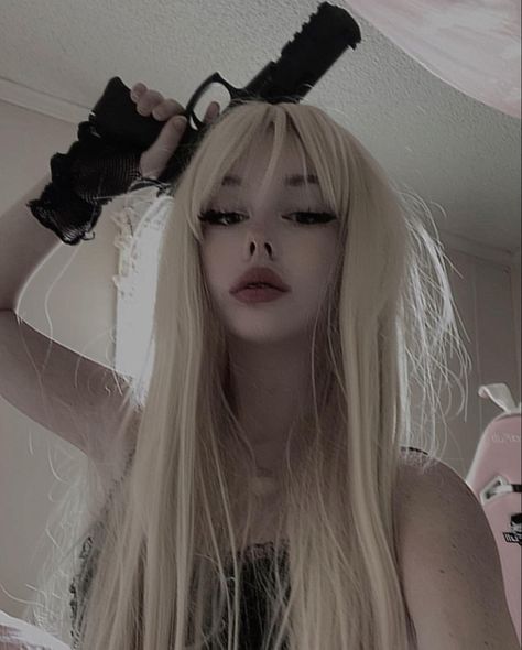 Blonde Goth, Egirl Pfp, Dark Feminine Aesthetic, Grunge Girl, Feminine Aesthetic, Discord Server, Cute Poses, Cute Selfie Ideas, Cute Makeup