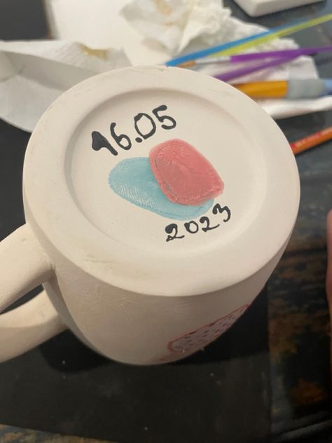 Pottery With Boyfriend, Cup Painting Designs Mug Ideas, Couples Ceramic Painting, Love Pottery Painting Ideas, Pottery Painting With Boyfriend, Ceramic For Boyfriend, Pottery Painting Date Ideas, Couple Pottery Ideas, Color Me Mine Couple Ideas