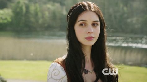 Mary, Queen of Scots - Reign 1x01: Pilot Reign Gif, Adelaide Kane Gif, Mary Reign, Reign Tv Show, Reign Mary, Sarah Bolger, Queen Of Scots, Mary Stuart, Adelaide Kane