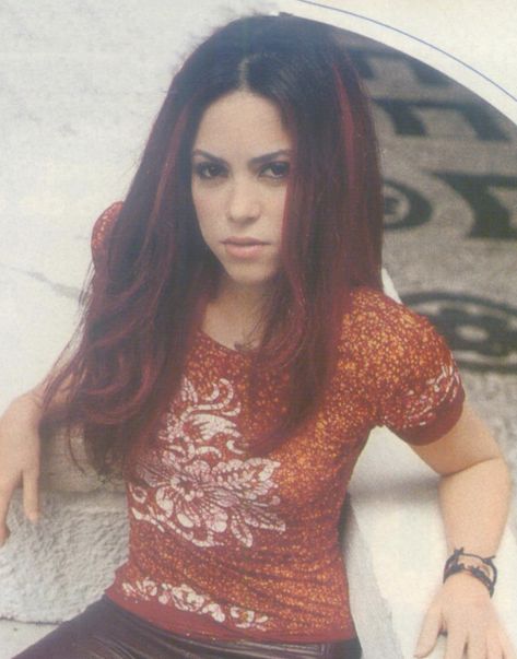 Shakira 2000s, Shakira 90s, 2000s Shakira Outfits, Shakira Rock Style, Shakira Early 2000s Outfits, Shakira 90s Red Hair, Shakira Body, Shakira Hair, 2000s Icons