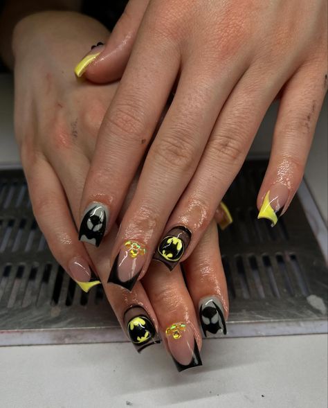 batman nails by me 🦇 💛🖤don’t mind the stains on my table its about to get a nice scrub Batman Inspired Nails, Batman Nails Design, Batman Nails Acrylic, Super Hero Nails, Superman Nails, Batman Nail Art, Wonder Woman Nails, Superhero Nails, Batman Nails