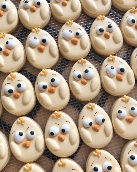 🌸 So this is a bit of my sense of humour folks! Hope it makes you giggle and happy weekend! 🤪 Feel free to share it if you want to… | Instagram Chicken Cookies, Easter Sugar Cookies Decorated, Easter Cookie Cake, Easter Biscuits, Farm Cookies, Easter Sugar Cookies, Cookie House, Spring Cookies, Easter Baking