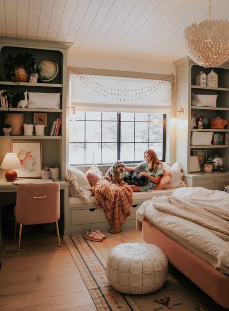 Julia Berolzheimer Clementine Room, Unique Guest Bedroom, Aclove Bedroom, How To Decorate A Big Bedroom, Studio Flooring Ideas, Bedroom Ideas Daughters, Sitting Room Ideas Cozy Modern, Bookshelf Around Window, Bedroom Window Nook