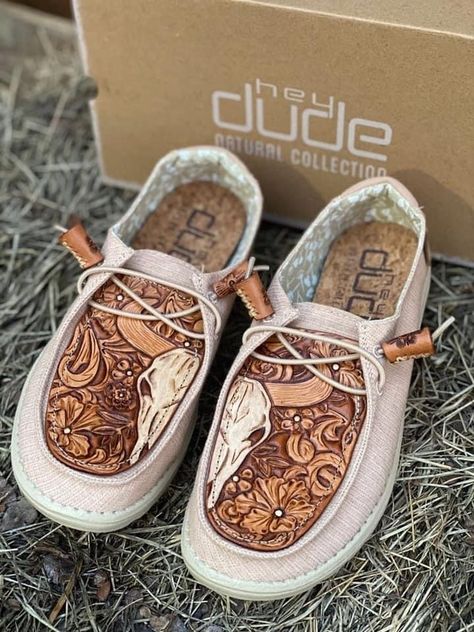 Cute Hey Dudes, Hey Dude Shoes Women, Texas Fashion, Country Shoes, Cowgirl Accessories, Western Shoes, Mode Hippie, Western Wear Outfits, Cute Country Outfits