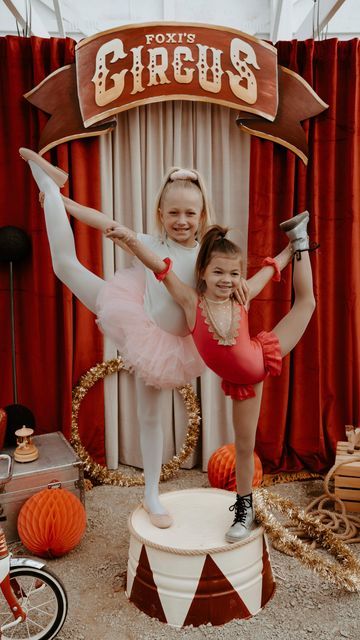 Old World Circus Theme, Acrobat Halloween Costume, Circus Backdrop Ideas, Circus Themed Photoshoot, Carnaval Birthday Party Ideas, The Greatest Showman Birthday Party, Circus Theme Photoshoot, Three Ring Circus Birthday Party, Carnival Decorations Ideas