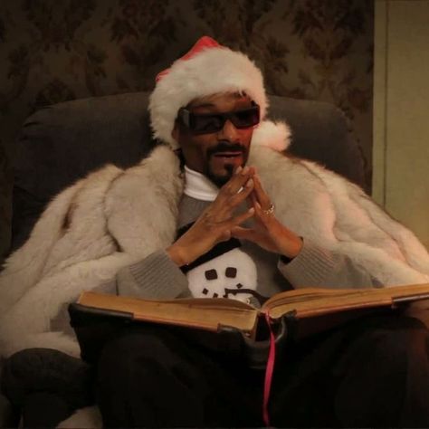 Funny Christmas Pfp, Snoop Dog Christmas, Halloween Costumes Celebrities, Celebrities Halloween Costumes, Snoop Dogg Funny, Celebrities Halloween, Celebrity Ear Piercings, Snoop Dogg Christmas, Christmas Profile Pictures