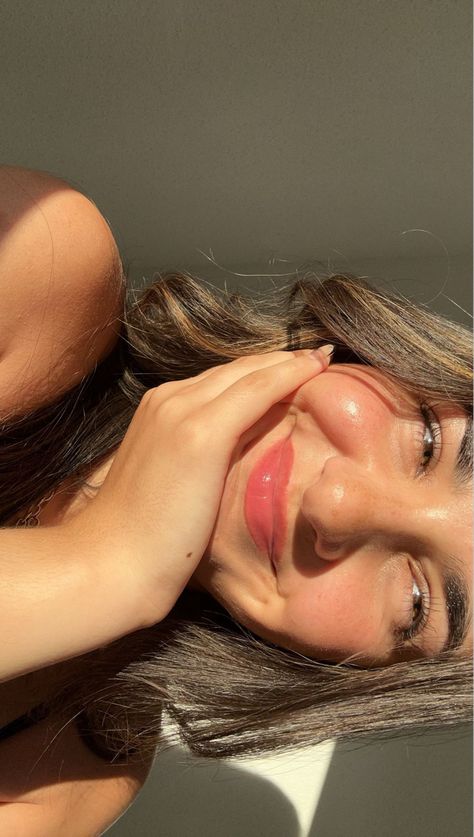 Goldenhour #sunkissed #selfie #cleangirl #glowyskin #aesthetic Sun Kissed Pics, Aesthetic Selfie For Instagram, Sunkissed Selfie Aesthetic, Sunkissed Selfie Poses, Face In Sunlight, Sun Kissed Pictures, Sunlight Selfie, Sunkissed Photos, Sunkissed Poses Ideas